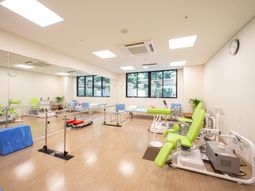 広々とした明るいリハビリ室