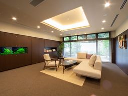 落ち着いた雰囲気のラウンジ