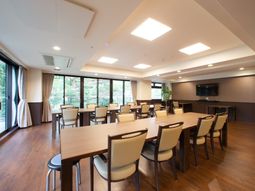 明るい食堂の内観