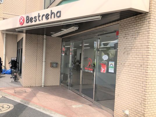 施設のエントランス  