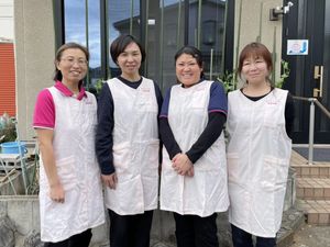 スタッフ4人の外観  
