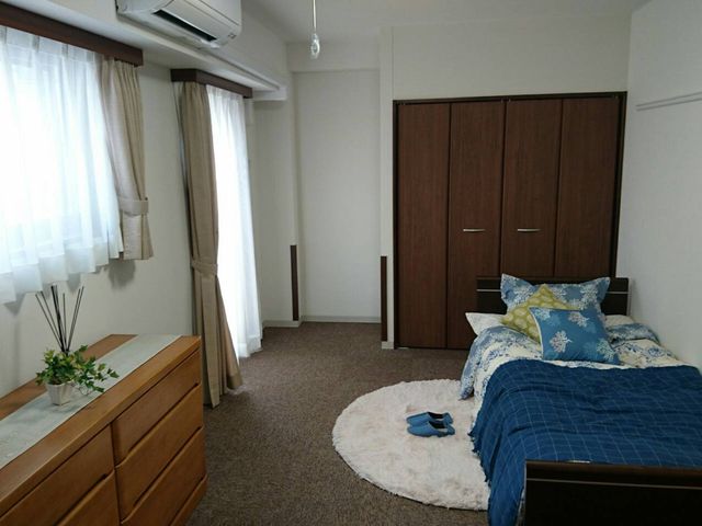 窓があるシンプルな居室 居室   自然光が差し込む居室は、落ち着いた内装でリラックスできる空間です。家具の配置も自由に工夫。