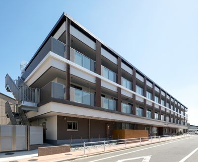 日差しが差し込む建物外観