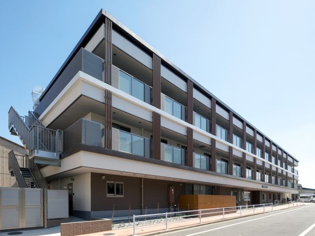 日差しが差し込む建物外観 外観 日当たりの良い立地にある施設の外観です。清潔感あるモダンなデザインが魅力です。