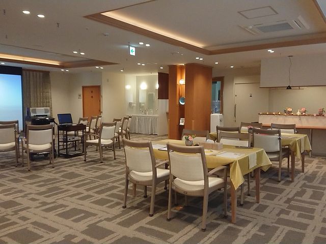 ゆったりした食堂 食堂 広々とした食堂は、自然光がたっぷり入り、明るく開放的な空間です。リラックスして過ごせます。