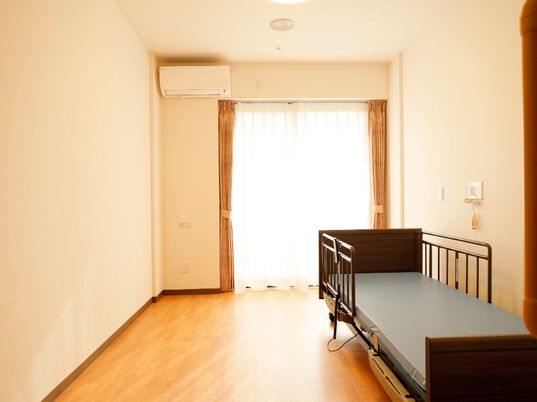 明るい居室の一角