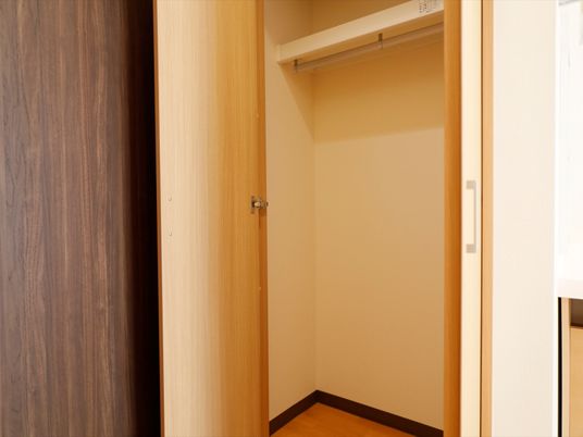 シンプルなクローゼット