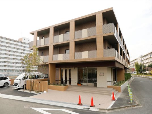 モダンな建物のエントランス