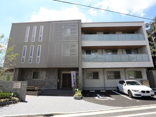 モダンな建物の外観