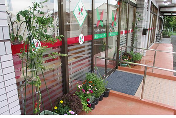 植物が飾られた入口