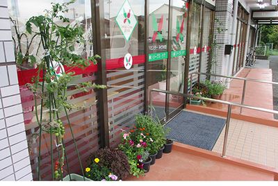 植物が飾られた入口