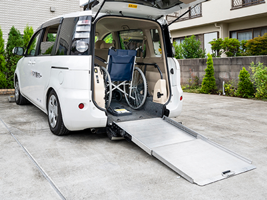 車椅子対応の送迎車  