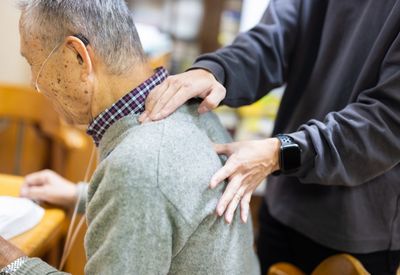 背中をさする様子