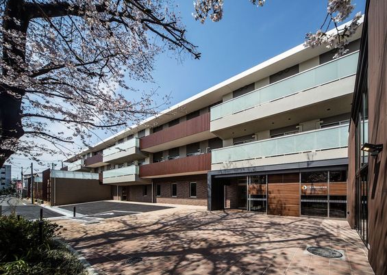 桜が映える建物外観