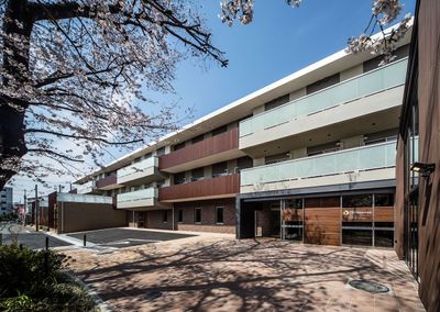 桜が映える建物外観