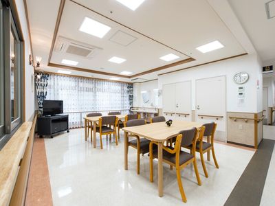 共用スペースの明るい居室