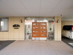 入口と看板のある風景