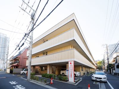 都市の中の明るい建物