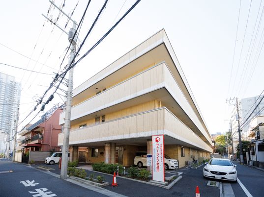都市の中の明るい建物
