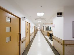 清潔感ある廊下の風景