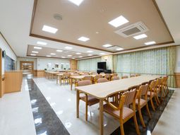 広々とした明るい食堂