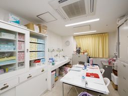 整理された医療用品の部屋