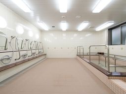 バリアフリーの広々浴室