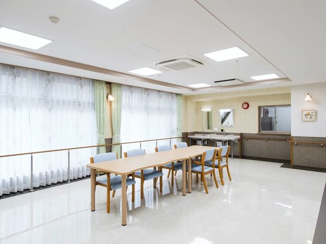 明るい食堂 食堂   大きな窓から光が入る、明るく開放的な食堂です。テーブルまわりにゆとりがあり、ゆったり過ごしやすい雰囲気です。
