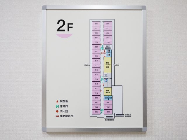 2階案内図表示 展示物 見やすい案内図で、どの部屋に何があるのか一目で分かります。勤務時には毎日の業務が効率的になるでしょう。