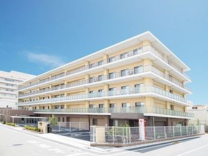 明るい清潔な建物外観