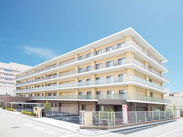 明るい清潔な建物外観