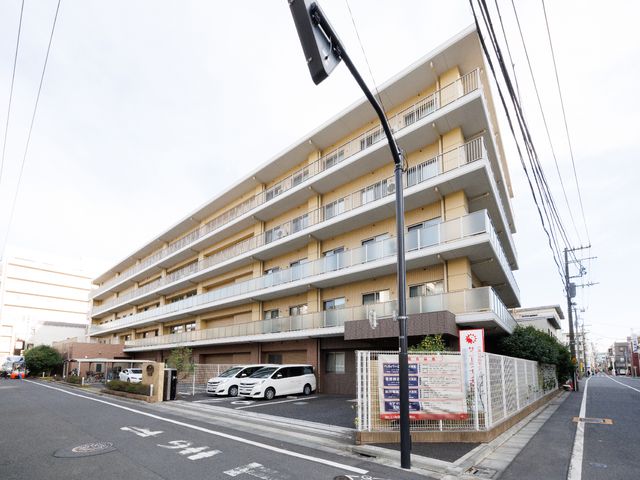 多階層の建物外観 外観 都会に佇む明るい建物は、多階層の構造で、広々としたエントランスが特徴です。利便性を考えた立地で、快適に過ごせる環境が整っています。