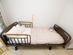 安全なベッド落下防止柵付き