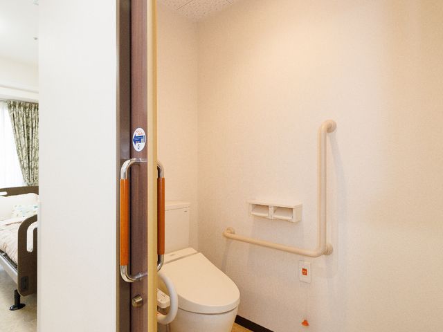 バリアフリートイレ空間 トイレ 手すり付きで広々とした明るいトイレ空間です。日々の快適さをサポートする配慮が施されています。