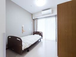 洋室のベッドと窓