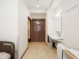 洗面台付きの居室の入口