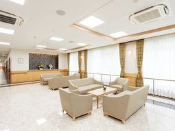 明るく広々としたラウンジ