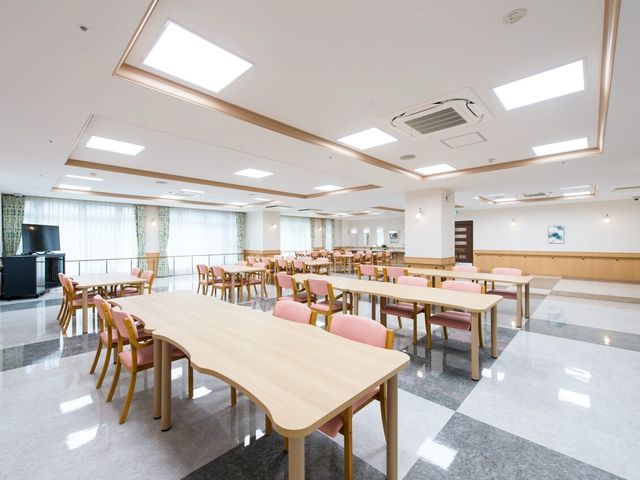 明るい食堂空間 食堂 ゆったりとしたテーブル配置で、リラックスした食事が楽しめる広々とした空間です。窓からの自然光が心地よい明るさを提供しています。