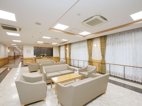 明るい共用ラウンジ