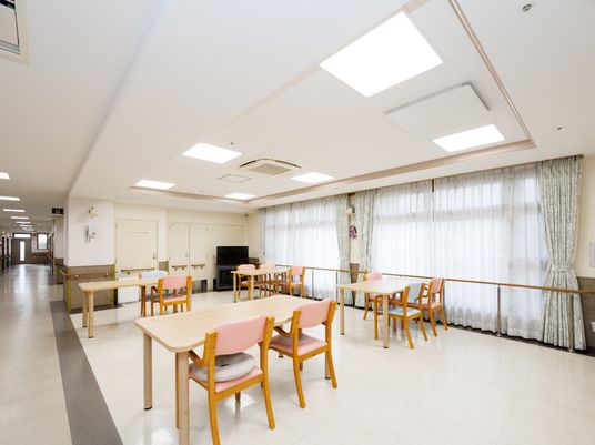 広々とした明るい食堂