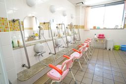 明るい浴室の洗面台