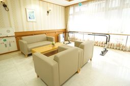 ソファが配された明るい空間