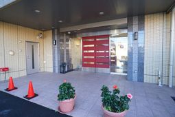 明るいエントランスの様子