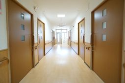 明るく清潔な廊下