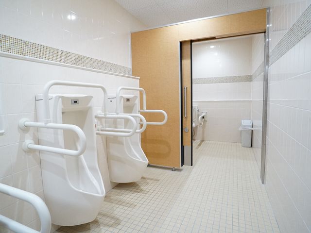 バリアフリー設計の浴室 トイレ ゆとりあるスペースのバリアフリー浴室です。手すり付の洗面台やトイレが、安心してご利用いただけます。