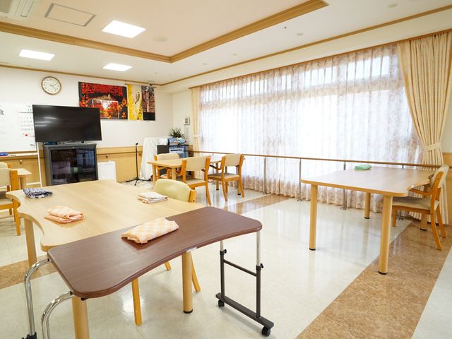 共有スペースの明るさ 食堂 天井の高さと柔らかな照明が印象的なダイニングスペースです。居心地の良い場所で、食事やコミュニケーションを楽しめます。