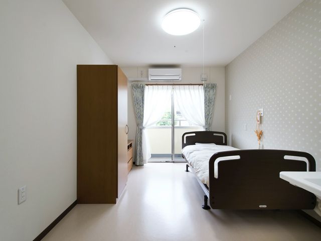 居室の明るい室内景観 居室 ゆとりある清潔感のある居室です。窓からの自然光が心地良く、快適な個人空間をお約束します。