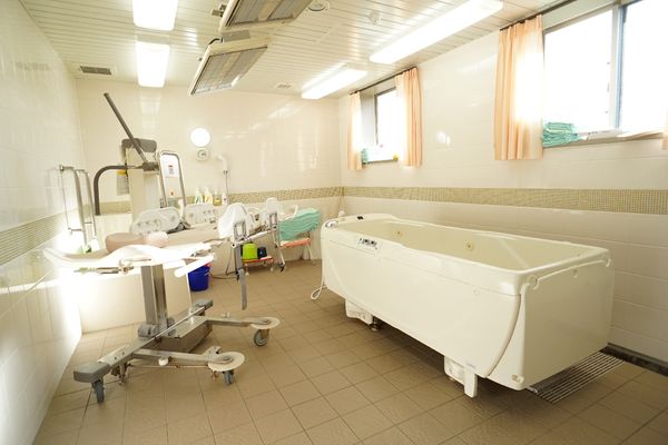 手入れされた清潔な浴室