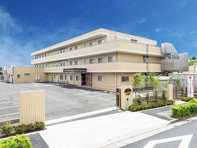 広々とした明るい外観 外観 清潔感あふれる外観の施設です。広い駐車場が完備され、訪問しやすい環境になっています。