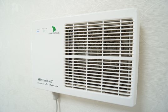 壁掛けエアコンのクローズアップ